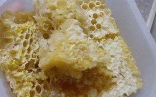 蜂巢里面的蜜蜂可以吃吗（蜂巢蜜里的蜂巢可以吃吗?）