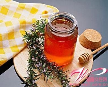 蜜蜂泡茶叶可以减肥吗（蜜蜂和茶叶泡水喝有什么作用）-第2张图片-新疆蜂业信息网